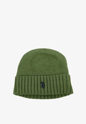 Grüne Strickmütze mit einem gerippten Bündchen und dunkelblaubem Logodetail. Sie zeichnet sich durch eine glatte Textur und ein rundes Oberdesign aus.