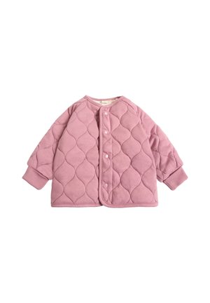 Roze gewatteerde babyjas met lange mouwen, drukknoopsluiting en golfpatroon stiksel op een witte achtergrond.