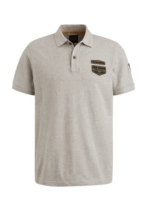 Helles graues Poloshirt aus weichem Stoff, mit einer Knopfleiste mit zwei Knöpfen, kurzen Ärmeln und drei dekorativen Patches auf der Brust.
