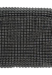 Fekete szőtt textil, amely rácsos mintát mutat fehér kiegészítőkkel, kiemelve egy textúrált felületet, egyenletesen elhelyezett kerek részletekkel.