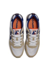 Witte en beige sneakers met blauwe accenten, gemaakt van mesh en suède materiaal, rubberen zool, witte veters, met logo en merknaam op de tong.