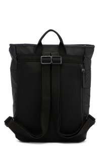 Svart tote-väska med en geometrisk texturdesign, nätmaterial på framsidan, justerbara remmar och topphandtag för bärande.