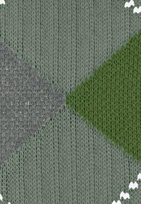 Tkanina dzianinowa z naprzemiennymi rombami w jasnoszarym, ciemnoszarym, trawiastozielonym kolorze oraz teksturowanym wyglądem z białymi akcentami.