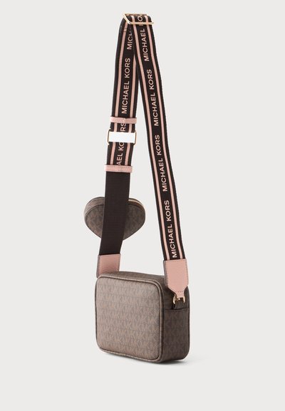 Τετράγωνη καφέ τσάντα Michael Kors crossbody με ρυθμιζόμενο μαύρο και ροζ λουράκι με το όνομα της μάρκας και μικρό στρογγυλό τσαντάκι προσαρτημένο.