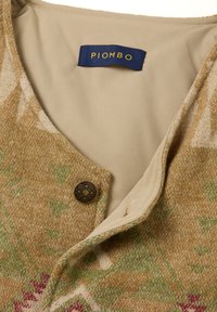 Braunes Wollkleid mit Muster, V-Ausschnitt, beiger Fütterung und einer runden bronzenen Knopfe mit Herzdesign. Das Etikett trägt die Aufschrift "PIOMBO".