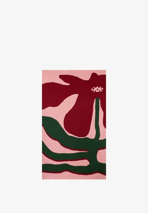 Wykładzina tkana z kwiatowym wzorem w ciemnej czerwieni i zieleni na jasnoróżowym tle, o gładkiej, płaskiej teksturze i wyrazistych kształtach.