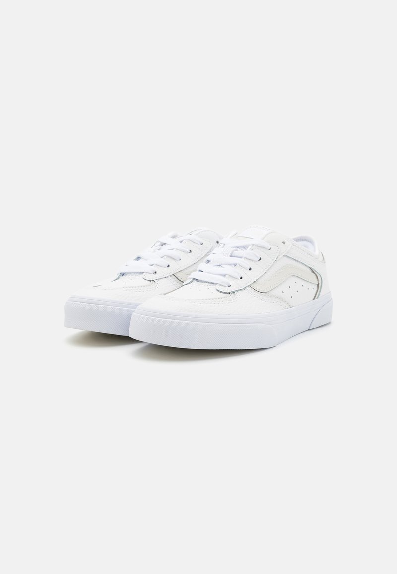 Białe sneakersy wykonane z materiału syntetycznego, o gładkim wykończeniu, zaokrąglonym nosku, wyściełanym języku i płaskich sznurówkach. Posiadają małe perforacje zwiększające przewiewność.