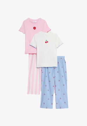Tres conjuntos de pijama: una camiseta rosa con diseño de fresa, una camiseta blanca con diseño de cereza y pantalones a rayas azules con patrón de cereza.