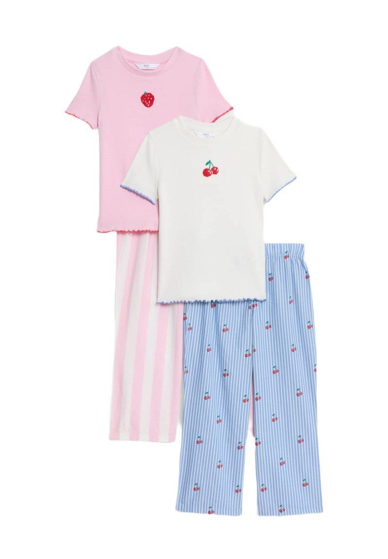 Tre pyjamas-set: en rosa t-shirt med jordgubbsdesign, en vit t-shirt med körsbärsdesign och blå randiga byxor med körsbärsmönster.