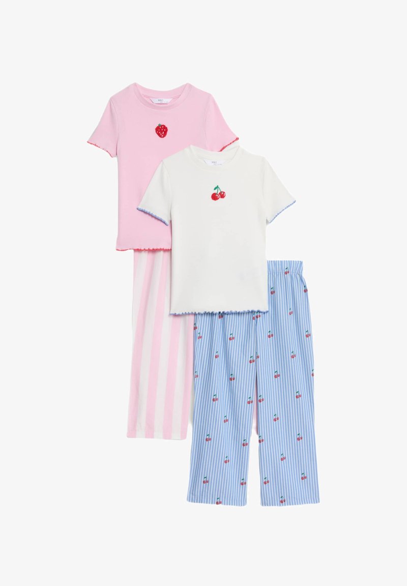 Tre pyjamas-set: en rosa t-shirt med jordgubbsdesign, en vit t-shirt med körsbärsdesign och blå randiga byxor med körsbärsmönster.