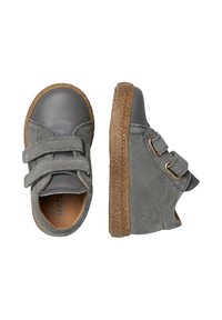 Scarpe per bambini di colore grigio, realizzate in pelle e suede, con due cinturini in velcro, punta arrotondata e suola in gomma texturizzata di colore beige.