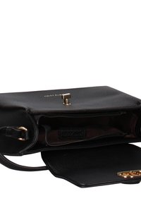 Sac à main en cuir noir avec surface texturée, fermeture en métal doré, deux poches intérieures zippées et rabat avant plat.