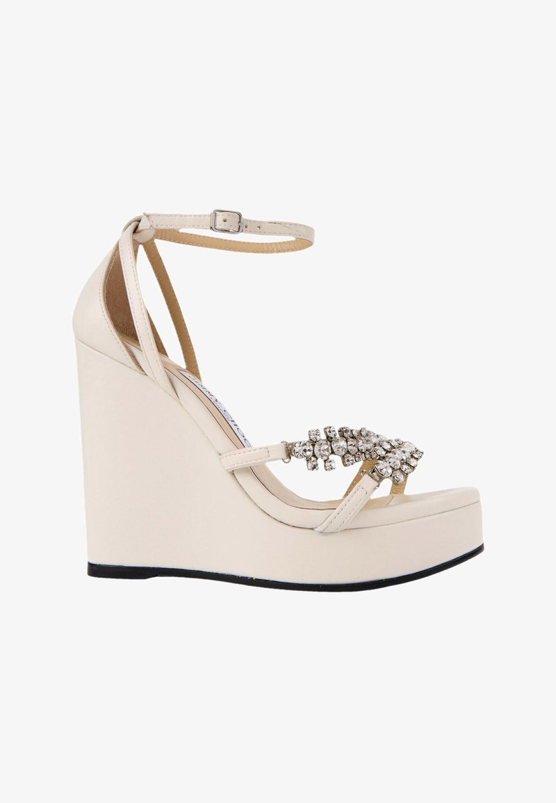 Sandale à talon compensé beige avec bride à la cheville, semelle plateforme et strass décoratifs sur la bride avant.
