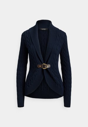 Moreová pletený kardigán s klopovým golierom, s širokým žíhaným lemom a koženým opaskom so zlatou prackou v páse.