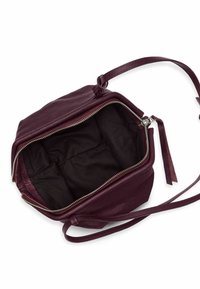Bolso de mano de cuero burdeos con cierre de cremallera, forro interior de tela y una correa delgada para el hombro. Diseño abierto que muestra un forro negro y espacio.