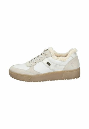 Baskets lacées en daim crème et beige, avec un col moelleux, une semelle texturée et un accent métallique subtil sur le côté.