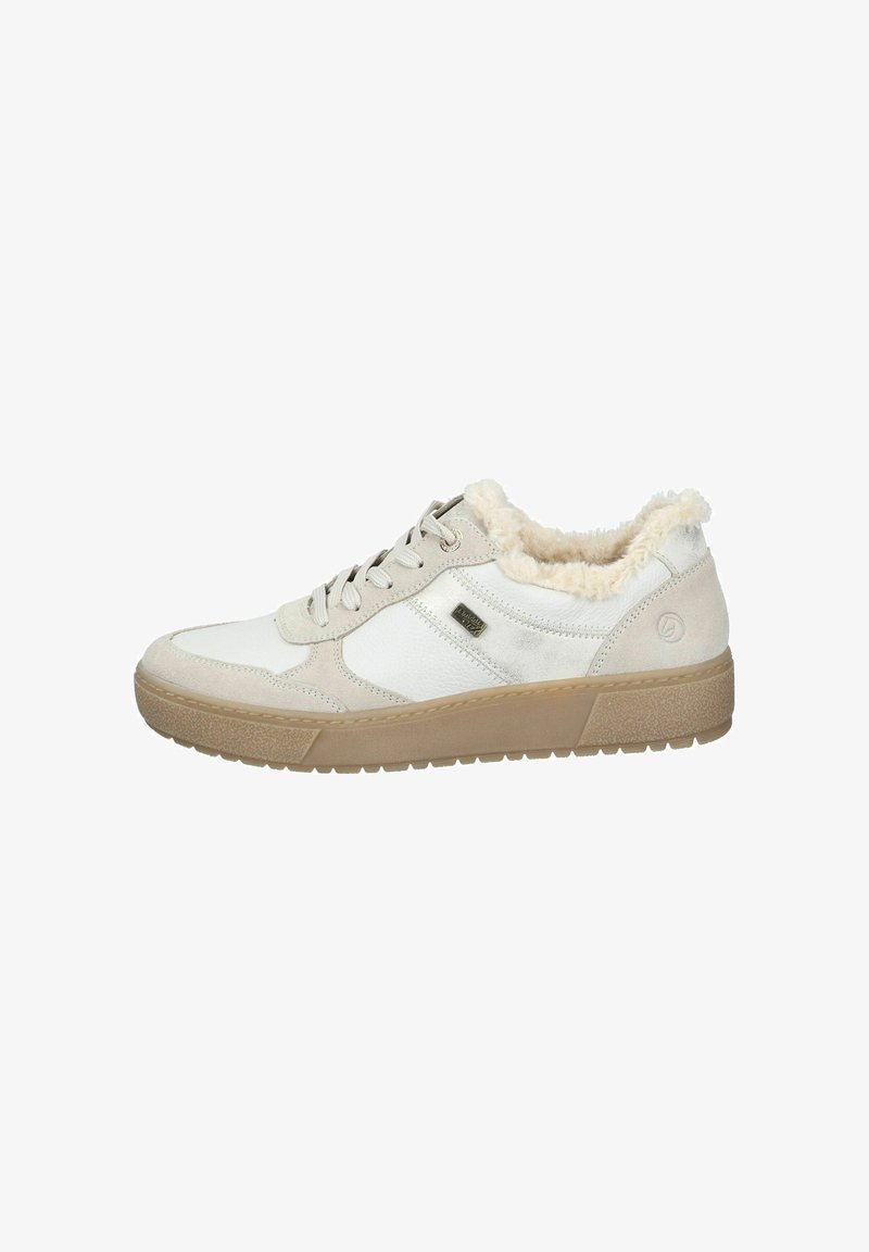 Zapatillas de lace-up en ante crema y beige, con un cuello esponjoso, suela texturizada y un sutil acento metálico en el lateral.