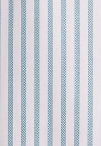 Tissu blanc à rayures verticales bleu clair, présentant un motif texturé. Les rayures sont uniformément espacées et de largeur régulière.