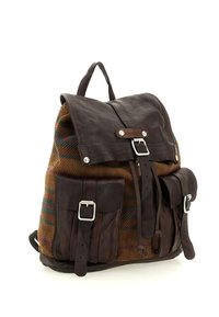 Zaino in pelle marrone con corpo in tessuto intrecciato a motivi in toni naturali. Presenta due tasche frontali con fibbie e chiusura a patta.