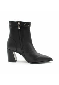 Czarne botki za kostkę z wydłużonym noskiem, gładkim wykończeniem ze skórki, zamkiem błyskawicznym z boku oraz masywnym obcasem z metalicznymi akcentami. Posiadają ozdobne otwory na górze.