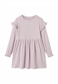 Vestito lungo a maniche lunghe di un delicato rosa chiaro, con spalle arricciate, vita raccolta e piccoli motivi floreali dorati su una texture a coste.