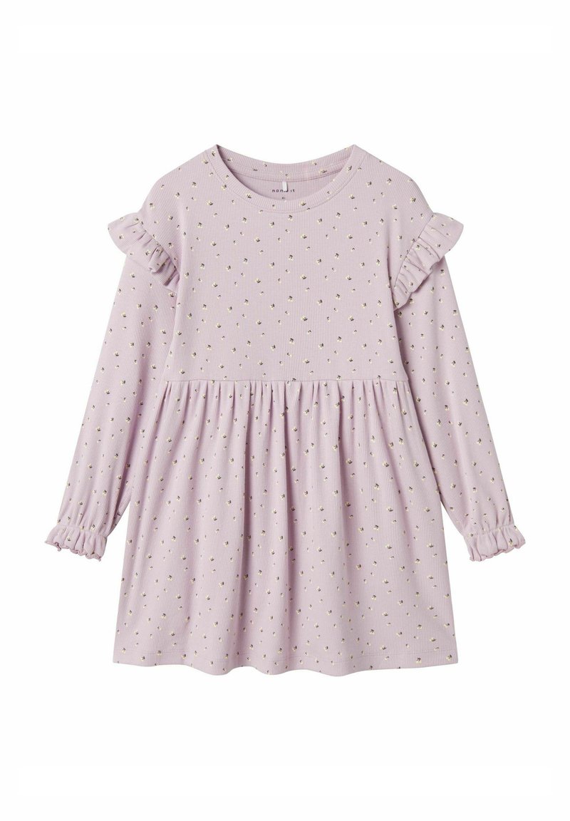 Vestito lungo a maniche lunghe di un delicato rosa chiaro, con spalle arricciate, vita raccolta e piccoli motivi floreali dorati su una texture a coste.