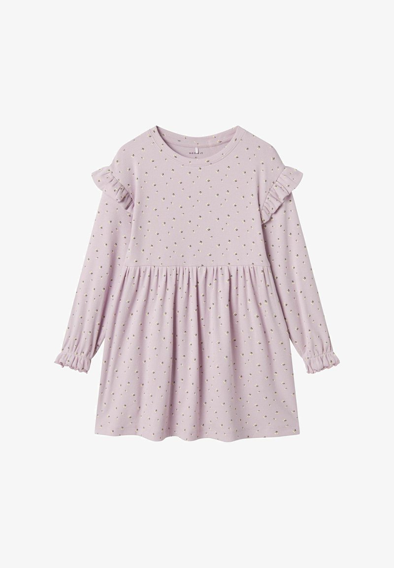 Vaaleanpunainen pitkähihainen mekko, jossa on röyhelöillä somistetut olkapäät, laskettu vyötärö ja pieniä kultaisia kukkakuvioita ribbitekstuuriin.