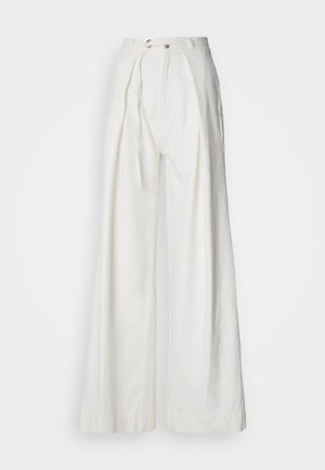 Witte, wijde broek van lichtgewicht stof. Heeft een voorste riemlus, lange strik riem en subtiele plooien voor een ontspannen pasvorm.