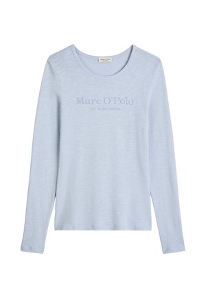 Lichtblauw langemouw t-shirt van een zachte stof. Heeft een ronde halslijn en een "Marc O'Polo" print op de voorkant.