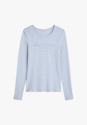 Lichtblauw langemouw t-shirt van een zachte stof. Heeft een ronde halslijn en een "Marc O'Polo" print op de voorkant.