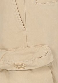 Beige lette bukser med frontlommer, en fold-over lomme detalje og syede accenter. Stof ser glat og holdbart ud.