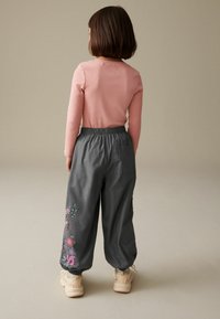 Next PARACHUTE - REGULAR FIT - Cargo hlače - charcoal grey printed