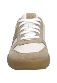 Białe sneakersy z beżowymi zamszowymi akcentami, zaokrąglony czubek, grube białe sznurowadła, perforowane detale na przodzie oraz teksturowana gumowa podeszwa.