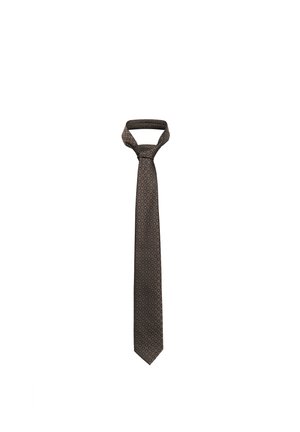 Corbata marrón oscura con pequeño patrón circular, anudada con un nudo Windsor, mostrada sobre un fondo blanco.