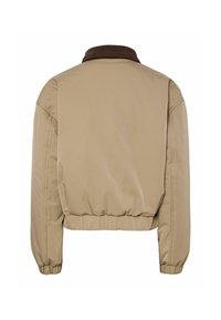 Beige bomberjakas ar elastīgām piedurknēm un apakšdaļu, tumši brūna apkakle, redzams no aizmugures uz baltas fona.