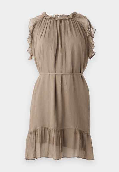 Robe courte en tissu léger et texturé de couleur taupe. Elle présente des manches volantes, un col froncé et un ourlet à niveaux.