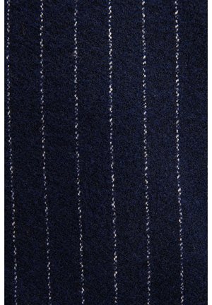 Tissu en laine de couleur bleu marine foncé avec des rayures verticales blanches, présentant une texture douce et un aspect légèrement duveteux.