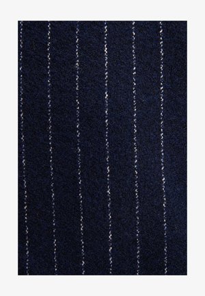 Tamsiai mėlynas vilnos audinys su vertikaliomis baltomis juostelėmis, turintis švelnią tekstūrą ir šiek tiek pūkuotą išvaizdą.