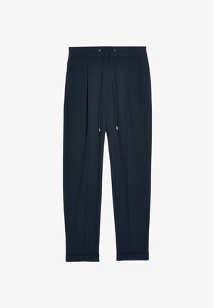 Pantaloni jogger navy con pince, cintura elastica e cordoncino con estremità metalliche. Tessuto morbido e gambe affusolate, dettaglio di cucitura minimale.