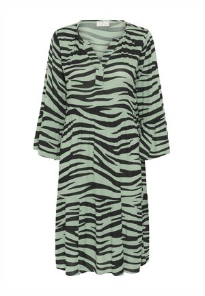 Abito verde con strisce zebrata nere, scollatura a v, maniche a tre quarti e vita arricciata. Realizzato in tessuto leggero e texturizzato.