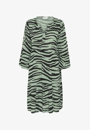 Abito verde con strisce zebrata nere, scollatura a v, maniche a tre quarti e vita arricciata. Realizzato in tessuto leggero e texturizzato.