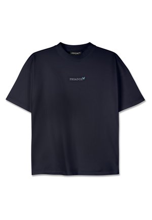 Marinblå bomulls-T-shirt med korta ärmar, rund halsringning och liten "PEGADOR"-textlogga med en fjärilsdekor på bröstet.