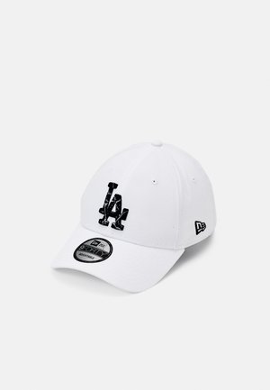 White baseball cap made of cotton, featuring a black embroidered "LA" logo. Includes a curved brim and a New Era tag on the side.