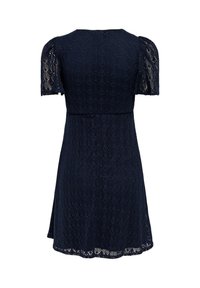 Tumesinise pitsiga lühikeste varrukatega kleit, millel on volangiga varrukad, taljesse lõigatud ja põlvekõrgune äär, kujutatud tagant valgel taustal.