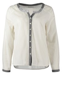Camicia bianca a maniche lunghe con colletto grigio scuro e pattina dei bottoni. Presenta bottoni sul davanti e dettagli grigi ai polsini.