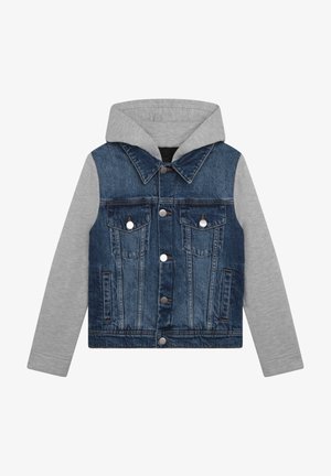 Chaqueta vaquera con capucha gris, con cierre de botones en el frente, cuello puntiagudo y bolsillos en el pecho. Materiales contrastantes en azul y gris.