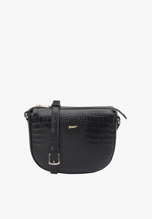 Zwarte leren schoudertas met krokodillenstructuur, gouden hardware-accenten, een verstelbare schouderriem en een ritsluiting aan de bovenkant.