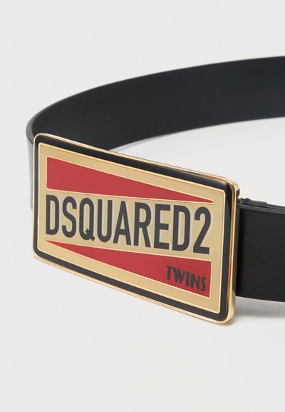 Μαύρη δερμάτινη ζώνη με ορθογώνια χρυσή αγκράφα που διαθέτει κόκκινες λεπτομέρειες και το κείμενο "DSQUARED2 TWINS".