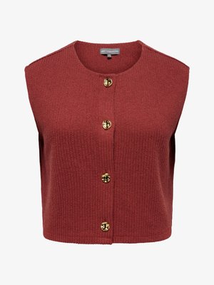 Ermeløs kutte strikkevest i rustrød med rund hals og fire dekorative gullknapper foran.