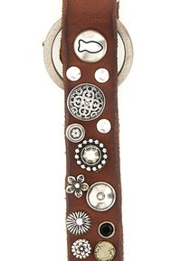Cintura in pelle con hardware circolare in argento, adornata con diverse decorazioni in metallo, tra cui disegni floreali e geometrici, in argento e nero.